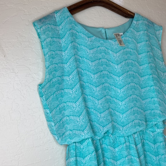 Beautiful cinch waist aqua dress - Picture 2 of 4